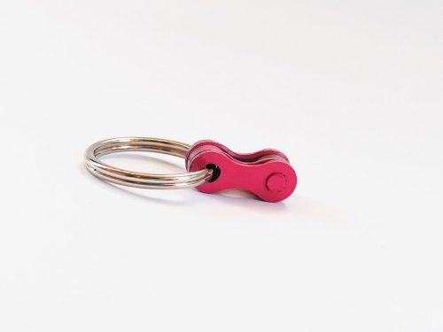 "Vega 1” kerékpáros kulcstartó újrahasznosított kerékpárláncból - pink