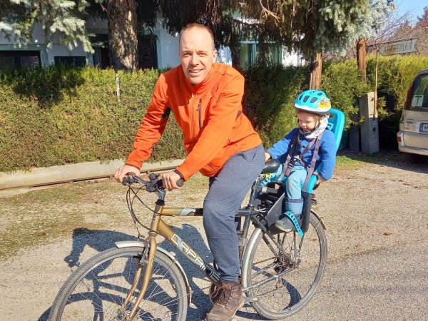 Apuka biciklivel viszi a kisfiát
