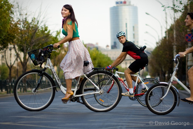 Szoknyás női Critical Mass harcol a román bringautakért