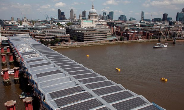 Londoni vasúti híd napelemmel borítva