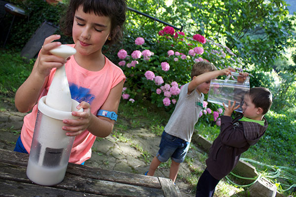 Gyerekek növényi tejet csinálnak Vegan milkerrel