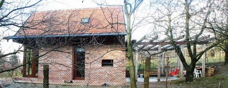 Bontott tégla, cellulóz szigetelés, bio festék - környezetkímélõ az Év Háza 2010