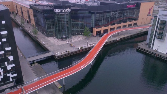 Elképesztő biciklishidat építettek Koppenhágában