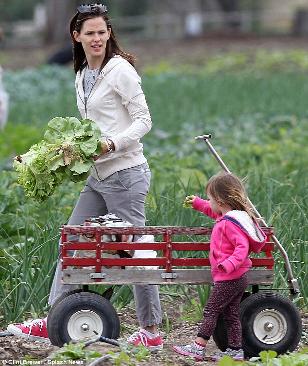 Jennifer Garner kertészkedik