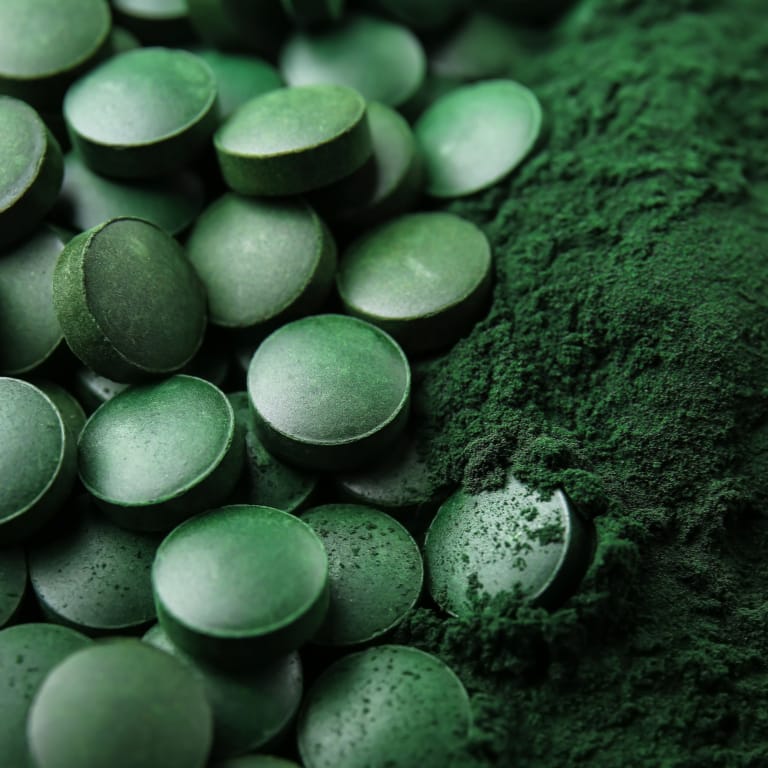 Spirulina tabletta vs por - Zöldbolt