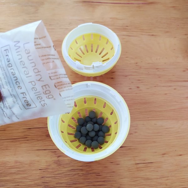 Ecoegg feltöltése a tisztító golyókkal